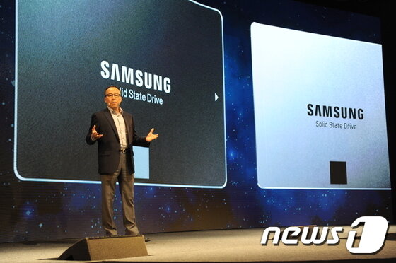 본문 이미지 - 삼성전자가 22일 서울 호텔신라에서 열린 '2015 삼성 SSD 글로벌 서밋'에서 국내외 미디어와 파워 블로거 등 180여명이 참석한 가운데 'V낸드 SSD' 신제품을 공개했다. 삼성전자 메모리사업부 브랜드마케팅팀장 김언수 전무가 환영사를 하고 있다. ⓒ News1 서송희 기자