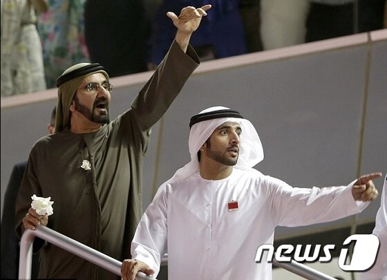 본문 이미지 - 셰이크 모함메드 빈 라시드 알 마크툼 두바이 국왕(왼쪽)과 그가 2008년 왕세자로 책봉한 둘째 아들 셰이크 하드만 왕자.ⓒ AFP=뉴스1