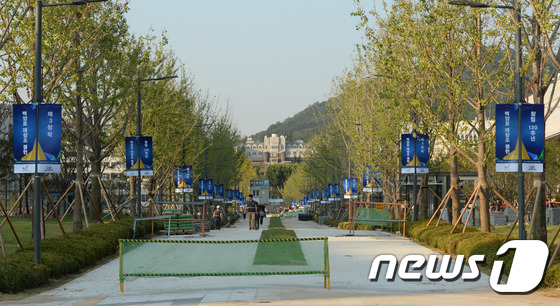 (서울=뉴스1) 허경 기자 = 22일 오후 서울 서대문구 연세대학교 백양로에서 공사관계자들이 막바지 작업을 하고 있다. 연세대는 학내 지하공간 개발을 위해 약 2년간 준비한 '백양 …