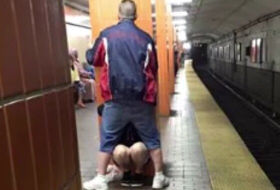 본문 이미지 - 미국의 한 지하철역에서 유사 성행위를 벌이던 커플이 발각됐다.ⓒ News1star / 유튜브