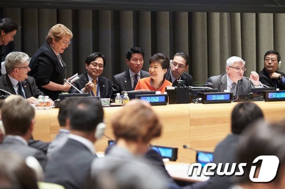 (서울=뉴스1) 이광호 기자 = 박근혜 대통령이 27일 오전(현지시간) 유엔 신탁통치 이사회 회의장에서 열린 유엔 개발정상회의 상호대화에서 미첼 바첼레트 칠레 대통령과 인사를 나누 …