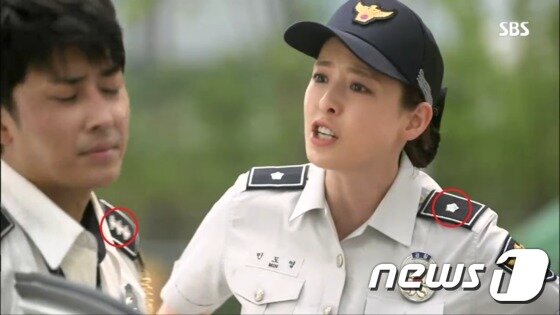 본문 이미지 - 드라마 '미세스캅'에서 민도영(이다희 분) 경위는 한진우 경장(손호준 분)보다 두 계급이나 높지만 '강력계 신참'이라는 이유로 한 경장을 '선배'라고 부른다. 강력계 형사들은 '드라마 속 설정일뿐 현실에서는 계급이 우선'이라고 입을 모았다. (SBS 드라마 미세스캅 화면 캡처) ⓒ News1