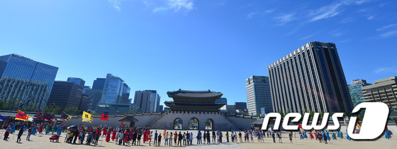 (서울=뉴스1) 변지은 인턴기자 = 추석 연휴의 마지막 날인 29일 오전 서울 종로구 세종로 경복궁에서 수문장 교대식이 펼쳐지고 있다.기상청은 이날 "중국 북동지방에서 동진하는 고 …