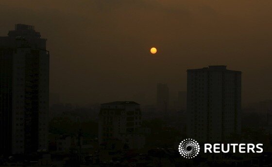 본문 이미지 - 베트남 하노이 고층빌딩 위로 태양이 떠오르고 있다. ⓒ 로이터=뉴스1 ⓒ News1 우동명 기자