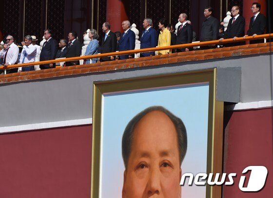 본문 이미지 - 중국 정부의 '항일(抗日)전쟁·반(反) 파시스트 전쟁승리 70주년' 기념 열병식(군사 퍼레이드)이 지난 2015년 9월3일(현지시간) 오전 10시 거행된 가운데 시진핑 중국 국가주석(우측 3번째)과 내외빈 박근혜 전 대통령(우측 5번째), 블라디미르 푸틴 러시아 대통령(우측 4번째), 반기문 유엔 사무총장(좌측 6번째), 장쩌민 전 국가주석(우측 2번째), 후진타오 전 국가주석이 텐안먼 광장이 내려다보이는 성루에서 행사를 지켜보고 있다. ⓒ AFP=뉴스1 ⓒ News1 최종일 기자
