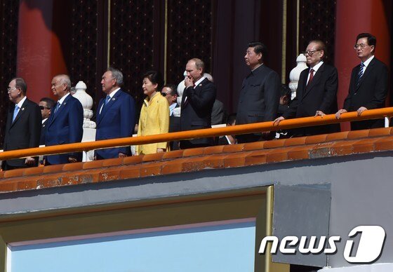 본문 이미지 - 박근혜 대통령은 3일 중국 베이징 톈안먼에서 열린 '항일전쟁 및 세계 반파시스트 전쟁 승리 70주년' 기념 열병식을 참관했다. 반기문 유엔 사무총장도 시진핑 중국 국가주석의 오른쪽 다섯번째에 자리했다. (사진 왼쪽부터) 반기문 유엔 사무총장, 압델 파타 엘시시 이집트 대통령, 누르술탄 나자르바예프 카자흐스탄 대통령, 박근혜 대통령, 블라디미르 푸틴 러시아 대통령, 시진핑 중국 국가주석, 장쩌민 전 주석, 후진타오 전 주석.ⓒ AFP=뉴스1 ⓒ News1 정이나 기자