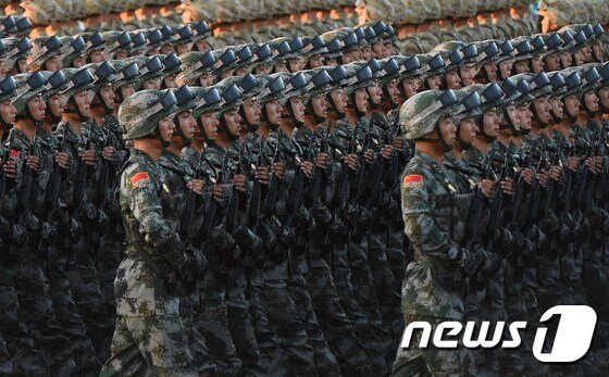 본문 이미지 - 중국 정부의 &#39;항일&#40;抗日&#41;전쟁·반&#40;反&#41; 파시스트 전쟁승리 70주년&#39; 기념 열병식&#40;군사 퍼레이드&#41;이 3일&#40;현지시간&#41; 오전 10시 거행된 가운데인민해방군 군인들이 행진하고 있다. ⓒ AFP=뉴스1 ⓒ News1 최종일 기자