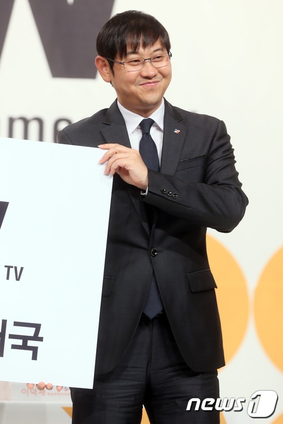 (서울=뉴스1) = 이덕재 CJ E&M 방송콘텐츠부문 대표가 3일 오후 서울 영등포구 타임스퀘어 아모리스 홀에서 열린 라이프 엔터테인먼트 채널 'O tvN'개국 기념 사전 기자간담 …