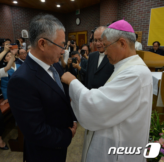 (대전=뉴스1) 신성룡 기자 = 3일 오후 대전 동구 천주교구청 경당에서 임영진 요셉이 유흥식 라자로 주교에게 성 대 그레고리오 교황 기사 훈장을 받고 있다. 2015.9.3/뉴스 …