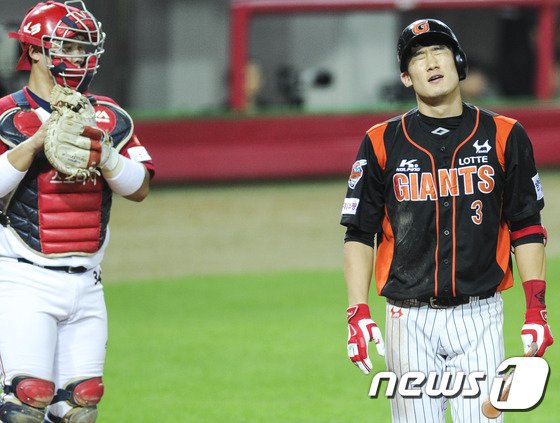 3일 오후 광주 기아챔피언스필드에서 열린 &#39;2015 타이어뱅크 KBO 프로야구&#39; 롯데 자이언츠와 KIA 타이거즈의 경기에서 롯데 3회말 2사 1, 2루 상황 오승택이 헛스윙 삼진을 당하고 아쉬워하고 있다. 2015.9.3/뉴스1 ⓒ News1 황희규 기자