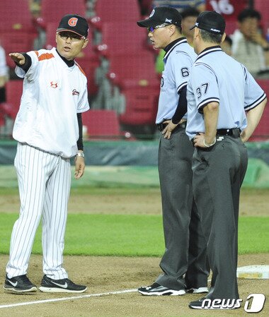 본문 이미지 - 3일 오후 광주 기아챔피언스필드에서 열린 '2015 타이어뱅크 KBO 프로야구' 롯데 자이언츠와 KIA 타이거즈의 경기에서 KIA 4회말 1사 2루 상황 브렛필의 3루수 옆으로 빠지는 내야안타가 인정되자 롯데 이종운 감독이 심판에게 항의를 하고 있다. 2015.9.3/뉴스1 ⓒ News1 황희규 기자