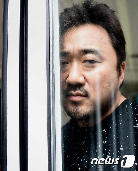 본문 이미지 - 배우 마동석이 최근 서울 강남구 논현동의 한 카페에서 진행된 인터뷰에서 영화 '함정'에서 직접 닭을 손질했던 경험을 고백했다. ⓒ News1 star / 권현진 기자