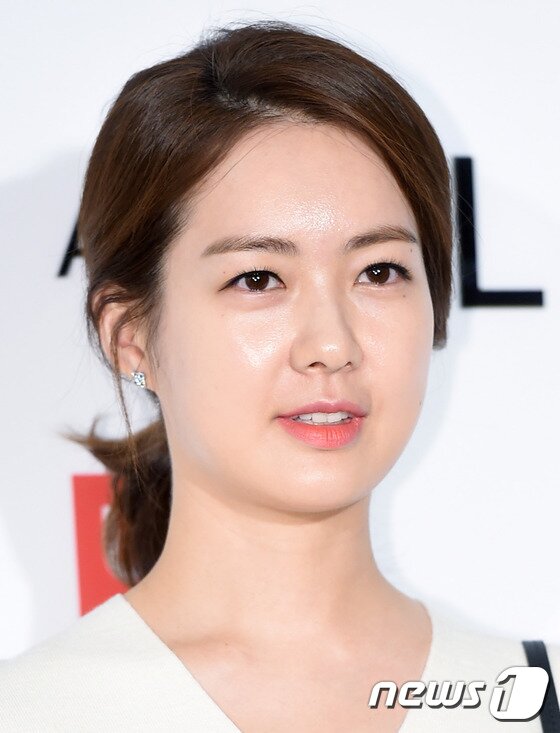 본문 이미지 - 배우 이요원이 사생활을 감춰온 이유를 전했다. ⓒ News1star DB