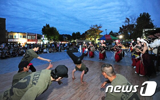 본문 이미지 - 30일 오후 전북 전주시 풍남광장에서 열린 문화가 있는 날 특별공연 '스트릿 댄스, 스텐딩 코리아' 공연에서 여성전통타악그룹 도도와 비보이 갬블러 크루의 멋진 공연이 진행되고 있다.2015.9.30/뉴스1 ⓒ News1 김대웅 기자