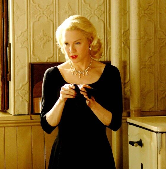 본문 이미지 - '브리짓 존스의 일기'로 유명한 배우 르네 젤위거의 확 달라진 얼굴이 누리꾼의 이목을 끌고 있습니다.ⓒ News1star / '마이 원 앤 온리' 스틸