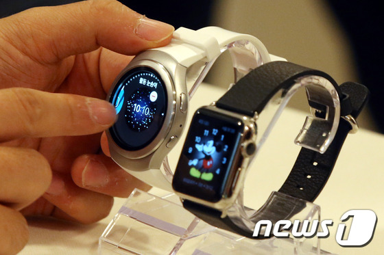 (서울=뉴스1) 이광호 기자 = 4일 오전 서울 서초구 서초동 삼성전자 사옥에서 열린 원형 디자인이 적용된 스마트워치 '기어 S2' 공개행사에서 한 취재진이 기어S2와 애플워치를 …
