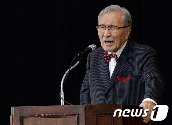 본문 이미지 - 4일 오전 서울 종로구 구기동 이북5도청 통일회관 대강당에서 열린 80세 이상 고령 이산가족 성묘방북 추진위원회 발단식에서 김동길 명예위원장이 축사를 하고 있다. 2015.9.4/뉴스1 ⓒ News1 박정호 기자