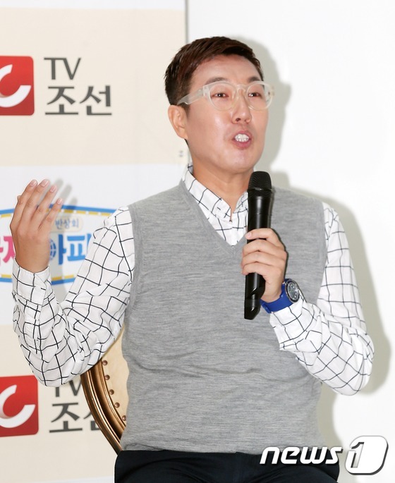 (서울=뉴스1) = 방송인 김영철이 4일 오후 서울 마포구 상암동 DMC 디지털큐브 TV조선 스튜디오에서 열린 TV조선 토크쇼 '글로벌 반상회-국제아파트' 기자간담회에 참석해 취재 …