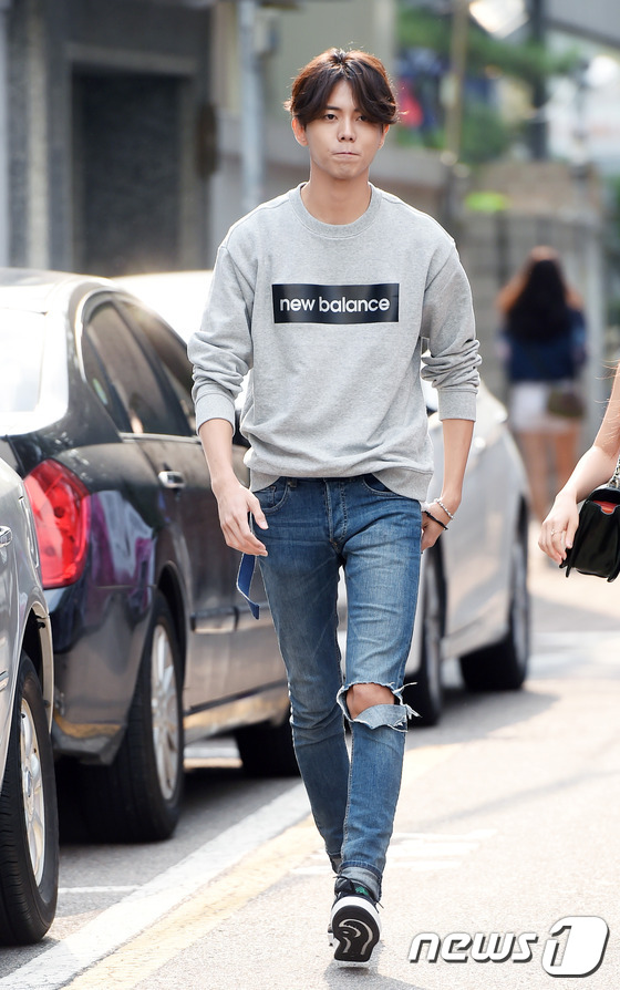 (서울=뉴스1스타) 권현진 기자 = 일상이 화보 같죠?모델 주우재가 4일 오후 서울 경복궁 인근 D하우스에서 열린 뉴발란스 ‘CRT300-Art of Classic' 팝업스토어 오 …