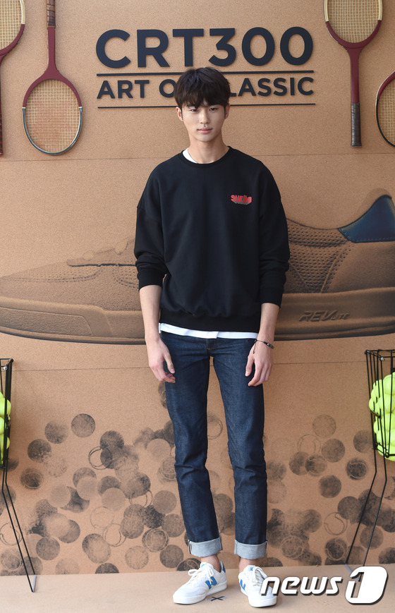 (서울=뉴스1스타) 권현진 기자 = 모델 맞네~모델 변우석이 4일 오후 서울 경복궁 인근 D하우스에서 열린 뉴발란스 ‘CRT300-Art of Classic' 팝업스토어 오픈 행사 …