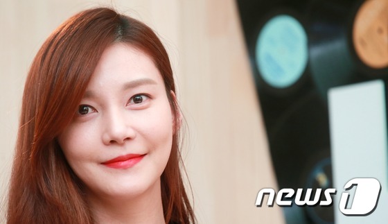 (서울=뉴스1) = 배우 차예련이 4일 오후 서울 중구 충무로 신세계백화점 본점에서 열린 리바이스 뉴 우먼 데님 컬렉션 팝업 스토어 오픈 행사에 참석해 포즈를 취하고 있다. 201 …