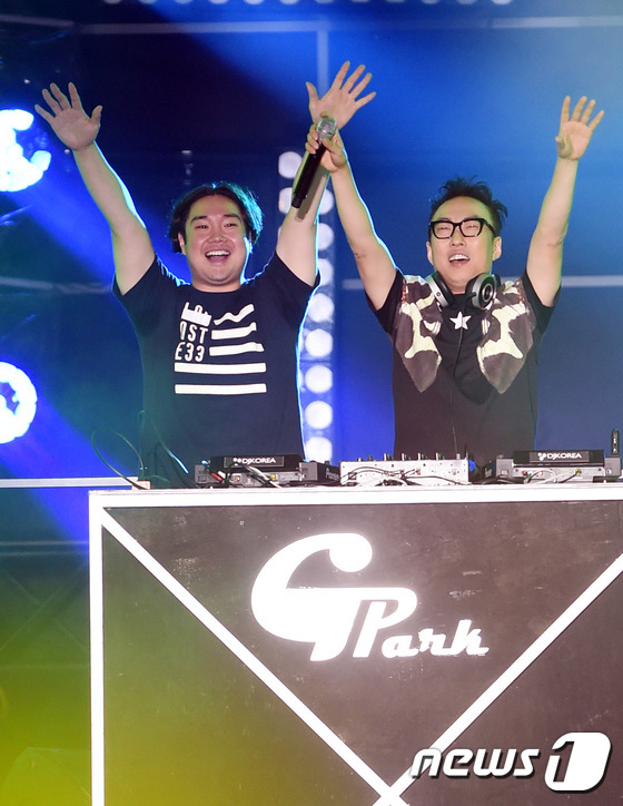 (서울=뉴스1스타) 권현진 기자 = 신나게 다 함께 즐겨요!작곡가 유재환, 방송인 박명수(오른쪽)가 5일 오후 서울 상암문화광장에서 열린 ‘K-ICT와 함께하는 K-POP 슈퍼콘서 …