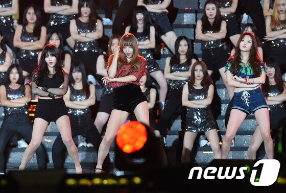 본문 이미지 - AOA 찬미, EXID 하니, 걸스데이 유라(왼쪽부터)가 5일 오후 서울 상암문화광장에서 열린 ‘K-ICT와 함께하는 K-POP 슈퍼콘서트’에서 브라운아이드걸스의 '시건방춤'을 선보이고 있다. ⓒ News1스타 / 권현진 기자 