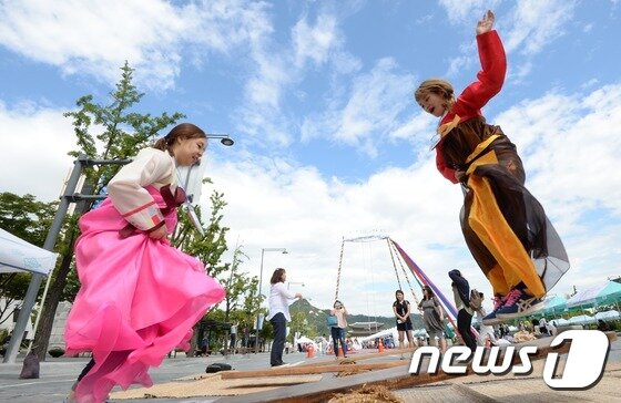 본문 이미지 - 널뛰기를 즐기고 있는 시민들의 모습. 2015.9.6/뉴스1 ⓒ News1