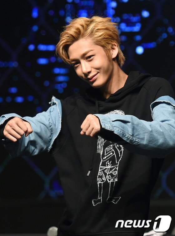 본문 이미지 - 몬스타엑스(MONSTA X) 형원이 7일 오후 서울 강남구 일지아트홀에서 두 번째 미니앨범 ‘러쉬’(RUSH) 발매 기념 쇼케이스를 열고 화려한 공연을 펼치고 있다. ⓒ News1스타/ 권현진 기자