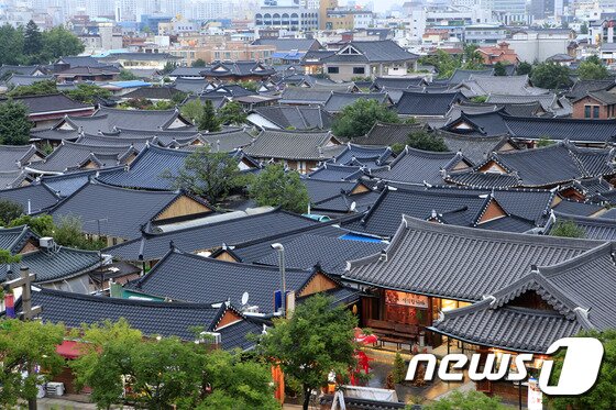 본문 이미지 - 전주한옥마을 오목대 방면에서 바라본 전주한옥마을 전경ⓒ News1