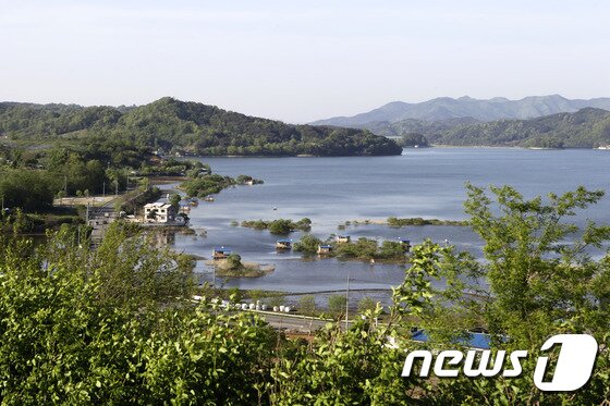 본문 이미지 - 느린꼬부랑길 3코스 사랑길의 종점 원두막 인근에서 본 예당저수지ⓒ News1