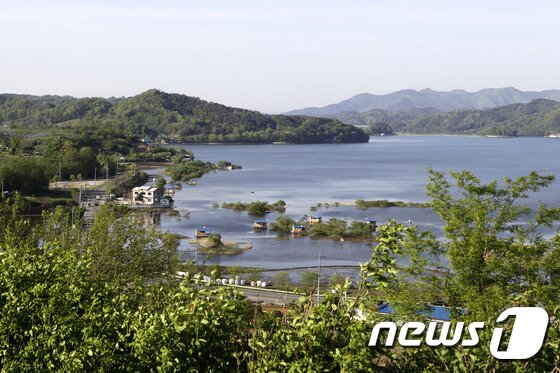 느린꼬부랑길 3코스 사랑길의 종점 원두막 인근에서 본 예당저수지ⓒ News1