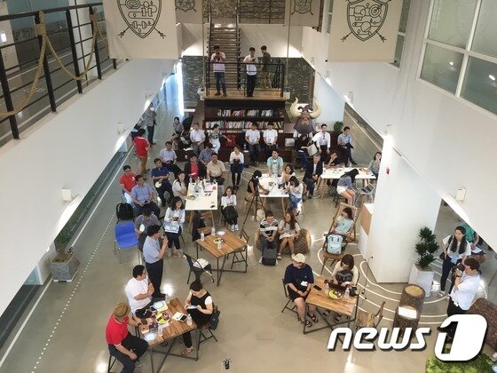 본문 이미지 - 제주창조경제혁신센터 3층에 위치한 &#39;창조카페&#39;. 이곳은 입주기업 관계자 외에 일반시민들도 언제든 방문할 수 있도록 개방돼 있다.&#40;사진제공=다음카카오&#41; ⓒ News1