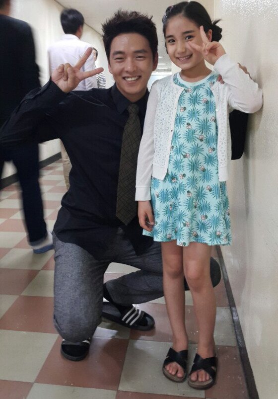 본문 이미지 - 배우 김동윤이 알레이나와 찍은 사진을 공개했다. ⓒ News1스타 / 인액터스엔터테인먼트