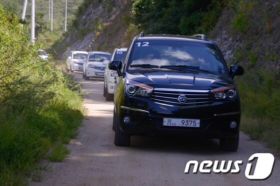 본문 이미지 - 방하리 오프로드 구간을 주행하는 코란도투리스모(사진제공=쌍용자동차)ⓒ News1