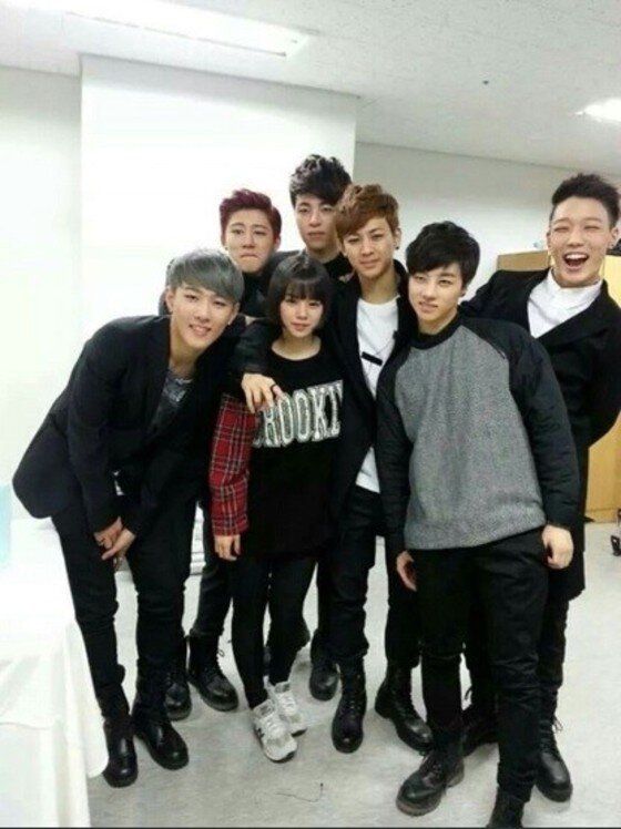 본문 이미지 -  아이콘 송윤형 여동생 사진이 화제다.  ⓒ News1 스타 / 온라인 커뮤니티