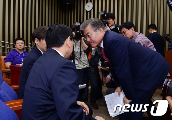 (서울=뉴스1) 박지혜 기자 = 새정치민주연합 문재인 대표(오른쪽)가 9일 오전 서울 여의도 국회에서 열린 당무위원회의에서 김상곤 혁신위원장(가운데), 조국 혁신위원과 논의하고 있 …