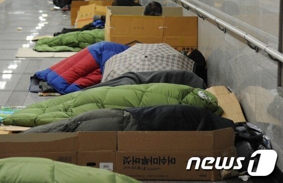 본문 이미지 - 서울역에서 잠을 청하는 노숙인들. ⓒ News1 