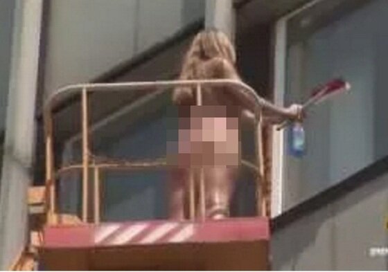 본문 이미지 - 창문을 닦는 나체의 미녀가 화제다.  ⓒ News1star / 유튜브 영상 캡처