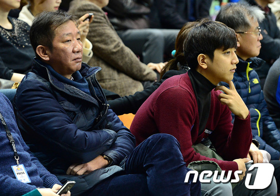 (서울=뉴스1) 박세연 기자 = 1일 오후 서울 송파구 잠실실내체육관에서 열린 2015-2016 KCC프로농구 삼성과 동부의 경기를 찾은 허재(왼쪽) 전 농구감독이 둘째아둘 허훈과 …