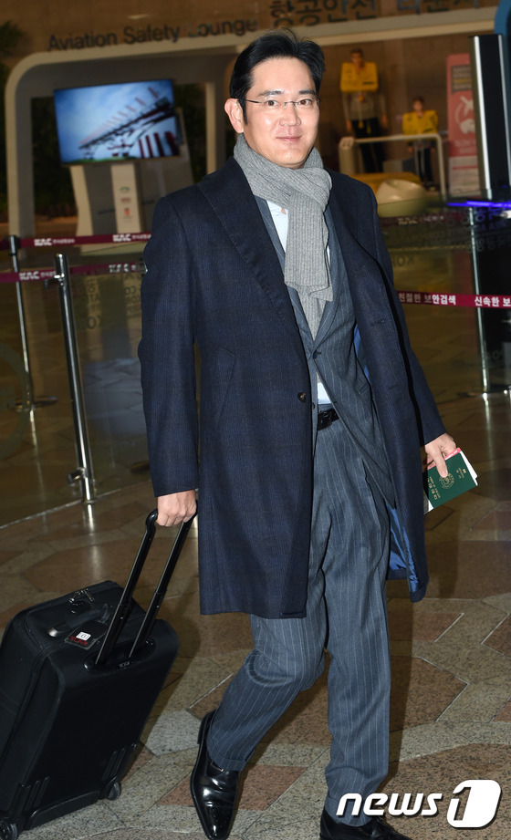 (김포공항=뉴스1스타) 권현진 기자 = 이재용 삼성전자 부회장이 10일 오전 사업 일정차 서울 강서구 김포국제공항을 통해 출국하고 있다.