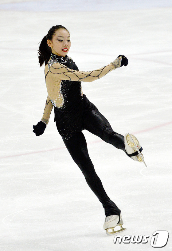 (서울=뉴스1) 박세연 기자 = 10일 오전 서울 목동아이스링크에서 열린 'KB금융 코리아피겨스케이팅 챔피언십 2016'에서 박고은 선수(정화중)가 여자 싱글 시니어 프리스케이팅 …