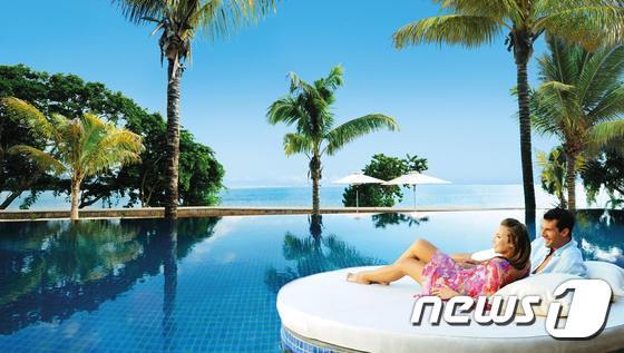 본문 이미지 - 비치 프론트 스위트의 테라스는 개인 제트 풀장과 넉넉한 사이즈의 2인 욕조를 보유한다. (앙사나 발라클라바 페이스북 출처)ⓒ News1travel