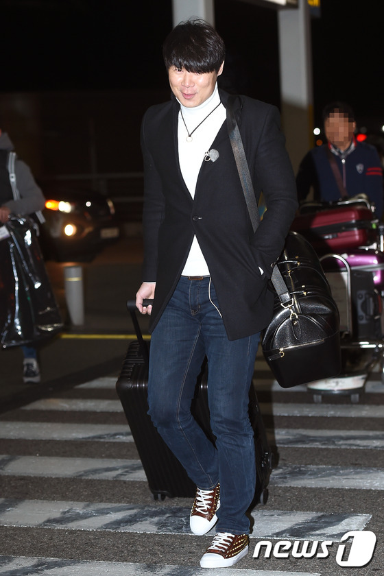 (인천공항=뉴스1스타) 고아라 기자 = 셰프 최현석이 12일 오전 SBS 플러스 '셰프끼리2' 촬영차 인천국제공항을 통해 스페인으로 출국하고 있다.'셰프끼리2'는 오는 2월27일 …