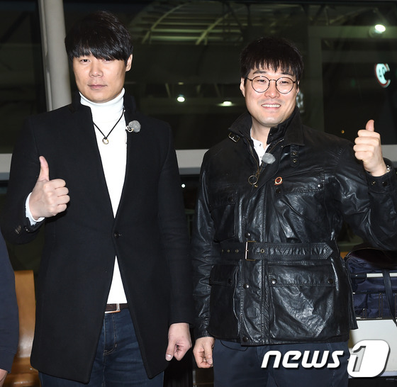 (인천공항=뉴스1스타) 고아라 기자 = 셰프 최현석, 오세득(오른쪽)이 12일 오전 SBS 플러스 '셰프끼리2' 촬영차 인천국제공항을 통해 스페인으로 출국하며 포즈를 취하고 있다. …