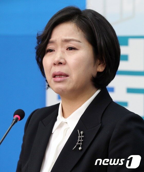 본문 이미지 - 더불어민주당의 '인재영입 7호'로 영입된 양향자 삼성전자 상무가 12일 서울 여의도 국회에서 열린 입당 기자회견에서 정치입문 포부를 밝히며 눈물을 참지 못하고 있다. 2016.1.12/뉴스1 ⓒ News1 오대일 기자
