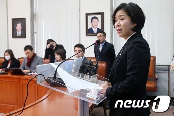 본문 이미지 - 더불어민주당의 '인재영입 7호'로 영입된 양향자 삼성전자 상무가 12일 서울 여의도 국회에서 열린 입당 기자회견에서 정치입문 포부를 밝히고 있다.  2016.1.12/뉴스1 ⓒ News1 오대일 기자