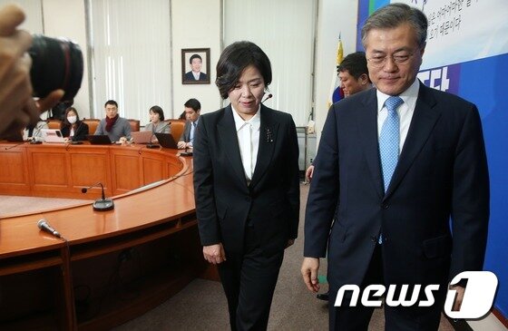 본문 이미지 - 더불어민주당의 '인재영입 7호'로 영입된 양향자 삼성전자 상무가 12일 서울 여의도 국회에서 열린 입당 기자회견에서 정치입문 포부를 밝힌 뒤 문재인 대표와 함께 회견장을 떠나고 있다.