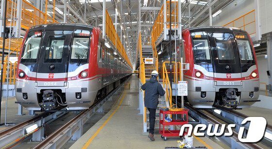 본문 이미지 - 경기도 수원시 광교차량기지에서 경기철도 관계자들이 개통을 앞둔 신분당선 연장(정자-광교) 전동차 점검을 하고 있다. /뉴스1 ⓒ News1 박세연 기자