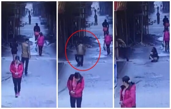 본문 이미지 - 중국의 한 남성이 여성의 치마를 찢고 달아나는 변태적인 행위를 벌이는 모습이 포착됐다. ⓒ News1star / 유튜브 동영상